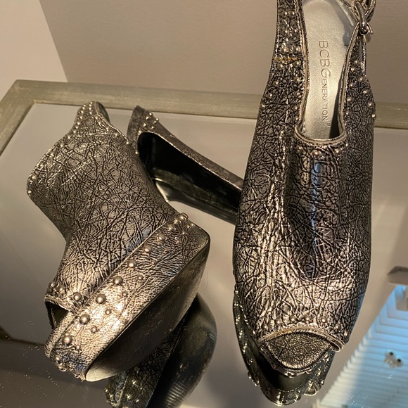 BCBG One of a kind metallic pewter high-heeled pumps - Picture 4 of 6